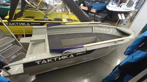 Лодка Тактика 390Р
